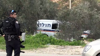 Video herunterladen: İsrail güçleri Batı Şeria'da bir Filistinlinin cesedini buldu - RAMALLAH