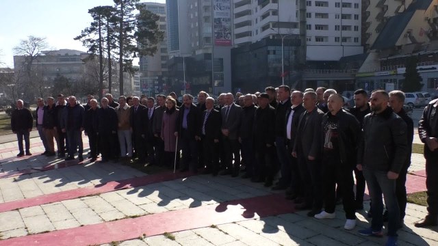 Homazhe nga Komuna e Gjakovës në Ditën e Pavarësisë-Lajme