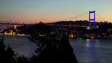 İstanbul'un iki köprüsü Kosova bayrağı renklerine büründü