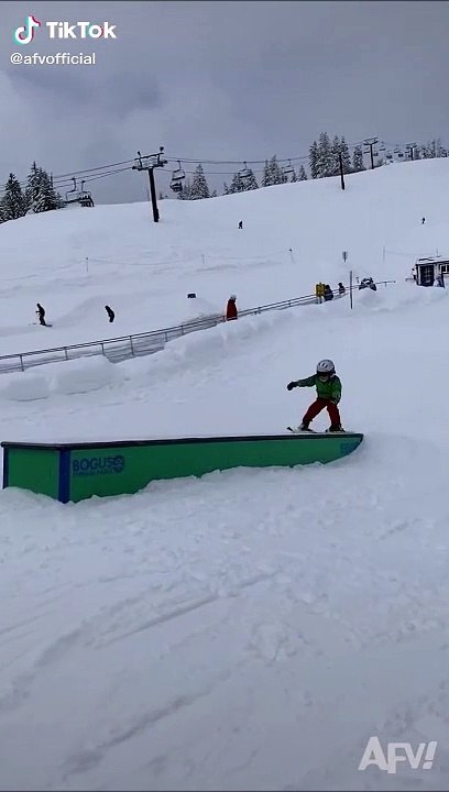 Cet enfant a créé une nouvelle figure en ski... Classe