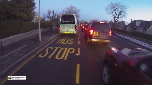 On a trouvé le pire conducteur du monde : téléphone, ordinateur et ecouteurs au volant