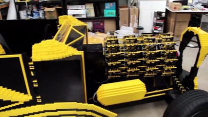 Cette voiture est entièrement construite en LEGO, et elle roule