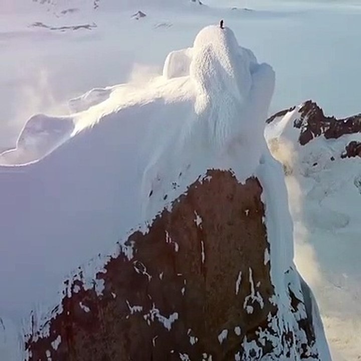 Découvrez l’exploit d’un grimpeur se tenant debout sur le plus haut pic d’Amérique du Sud.