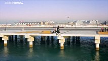 شاهد: الرجل الطائر فينس ريفيت يحلق على ارتفاع ألف و800 متر في سماء دبي