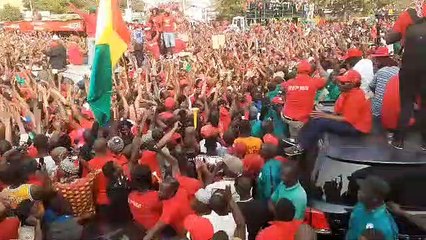 Les manifestants entonnent l'hymne du FNDC