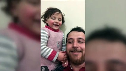 Un padre sirio finge ante su hija que las bombas son un juego para protegerla