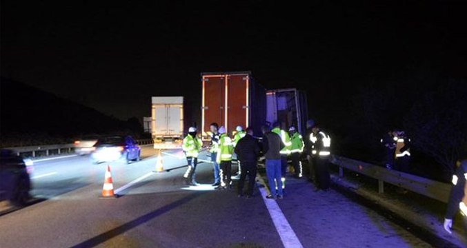 Otoyolda lastiği patlayan kamyonete yardım etmek isteyenlere tır çarptı: 1 ölü, 4 yaralı