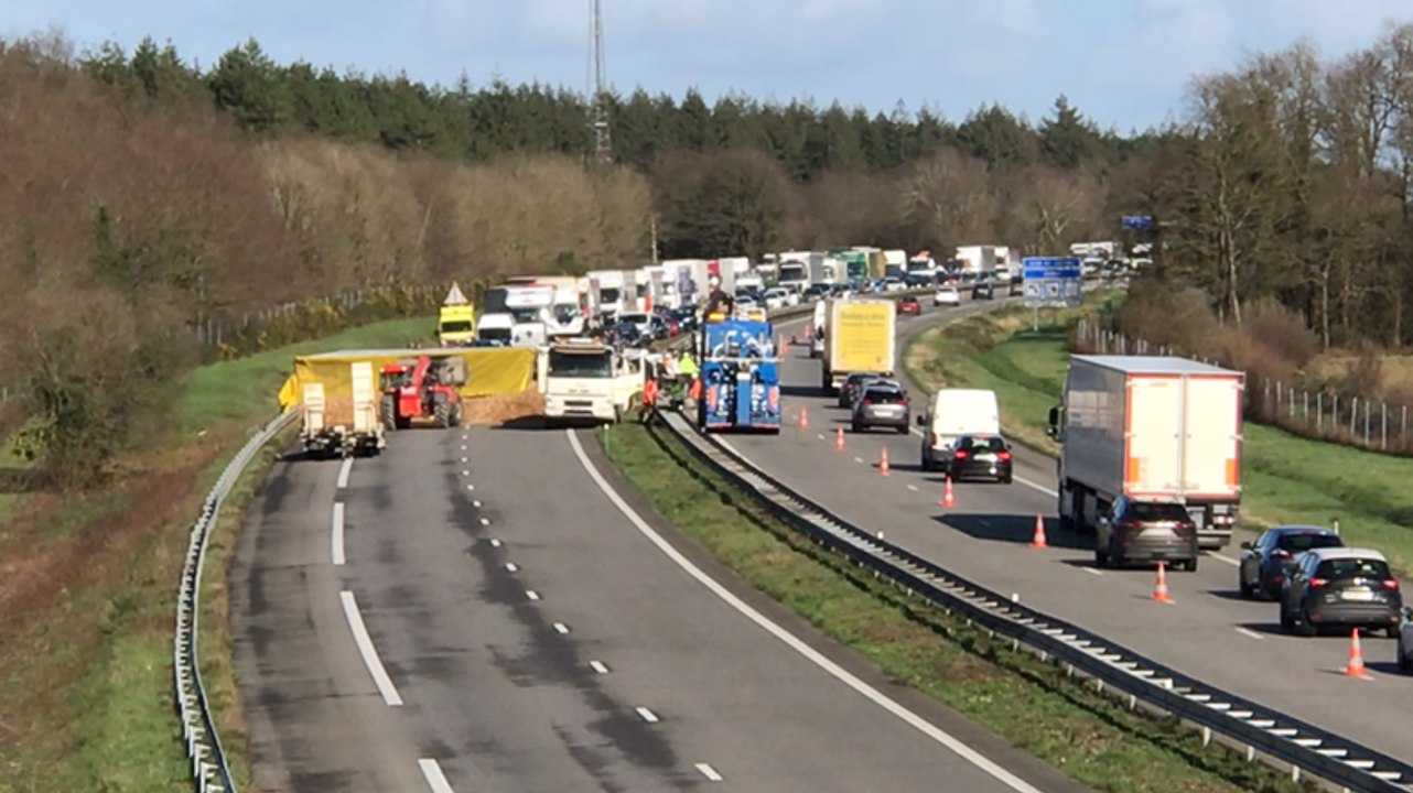 Gros bouchon après l’accident entre un poids lo...