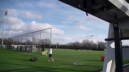 محرز يداعب الكرة على طريقة مارادونا