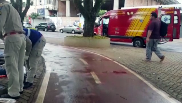 Homem fica ferido ao cair de bicicleta na ciclovia da Avenida Brasil