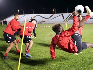 بالصور الحصة التدريبية الأولى للمنتخب الوطني للاواسط بملعب نادي النهضة السعودي