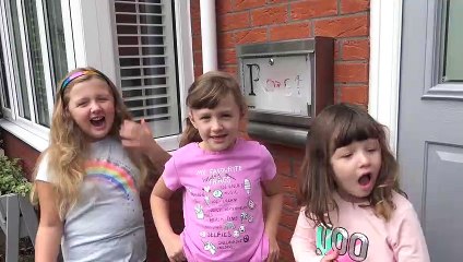 Sophia, Isabella  e Alice Lendo Cartas