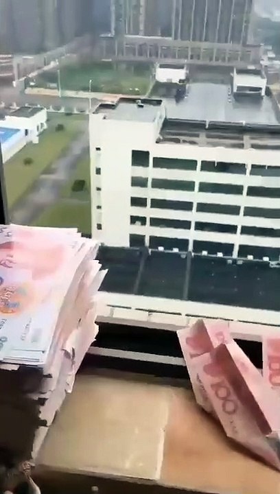 making aeroplane with money