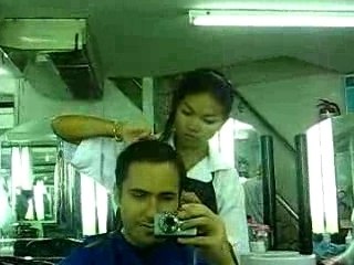 On und Andy beim Haarschneiden