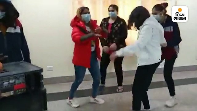 કોરોના વાઇરસનો રિપોર્ટ નેગેટિવ આવતા આઇસોલેશન કેમ્પની ગર્લ્સે ડાન્સ કરી ખૂશી મનાવી