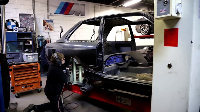 BMW M3 E30 FULL RESTORATION, rear end removal on a Celette bench - part 2