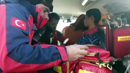 Yolu kardan kapanan mahallede fenalaşan çocuk 3 saatte hastaneye ulaştırıldı - VAN