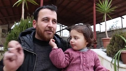 ضحكات سلوى تصدح مع كل غارة.. هكذا يحمي أب ابنته في شمال غرب سوريا