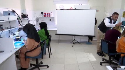 "Kadın ustalar" cep telefonu tamirciliğine el attı