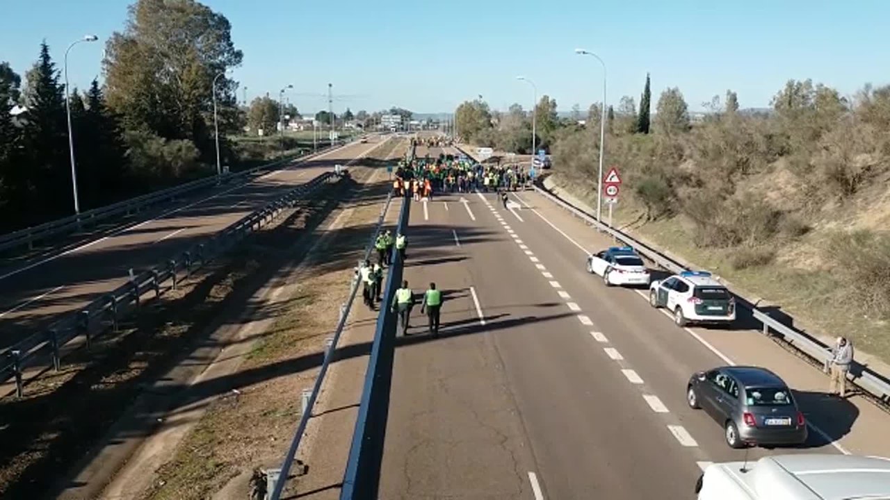Unos 200 agricultores cortan la A-5 a la salida de Badajoz en dirección Portugal