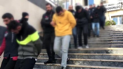 Araç farlarını 1 dakikada söken hırsızlık zanlıları yakalandı