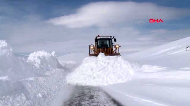 Van'da kardan kapanan yolların açılması için yoğun çalışma
