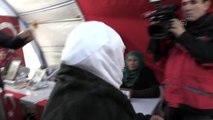 Evladına kavuşan aile, HDP il binası önündeki oturma eylemine katılan anneleri ziyaret etti