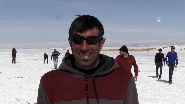 Buz tutan Çıldır Gölü'nde futbol keyfi - KARS