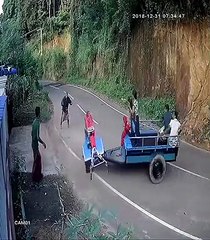 Une moto tricycle tourne en rond