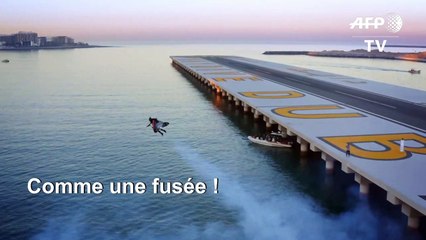 L'homme volant "Jetman" se promène au-dessus de Dubaï