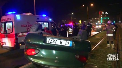 Otomobil tramvay yoluna devrildi