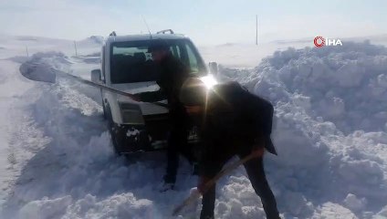 Karlı yolda mahsur kalan hasta kurtarıldı