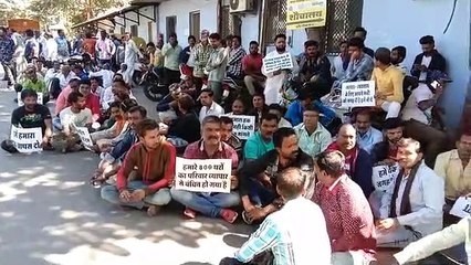 निगम में अनिश्चितकालीन धरने पर बैठे पुराने कपडे का व्यापार करने वाले