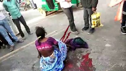 Descargar video: ट्रक ने बाइक सवार को मारी टक्कर, 1 महिला गम्भीर रूप से घायल