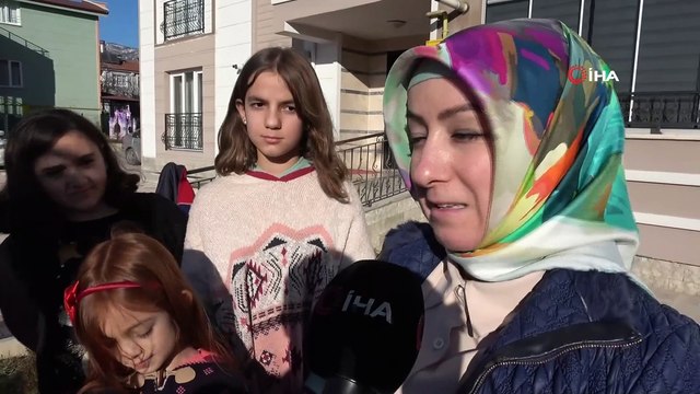 Miniklerden yetişkinlere anlamlı ders...Çevreye atılan izmaritleri elleriyle topladılar