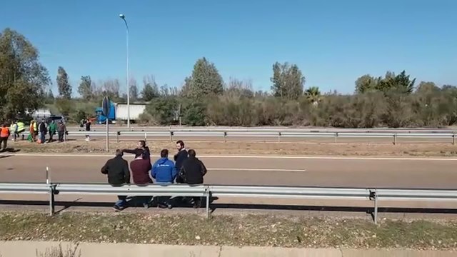 Agricultores cortan al tráfico la A-5 en ambos sentidos a la salida de Badajoz
