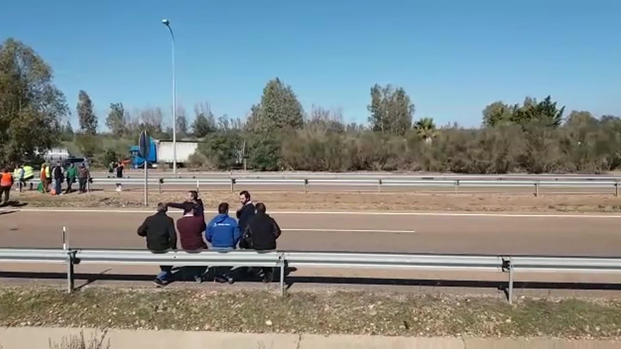 Agricultores cortan al tráfico la A-5 en ambos sentidos a la salida de Badajoz