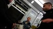 Une femme empêche un vol à la tire dans le métro