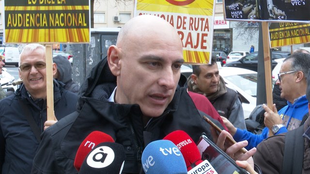 Protesta de taxis en València para pedir más control de vehículos VTC