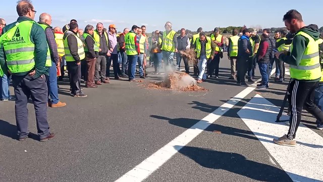 Queman hojas de tabaco en la protesta de la A5