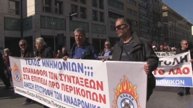 Miles de griegos se manifiestan contra la nueva reforma de pensiones