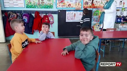 Report TV - Memaliaj/ 20 fëmijë preken në lija e dhenve! Edukatorja: Nuk është pezulluar mësimi