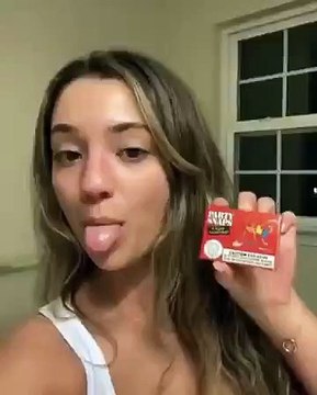 Une fille réalise un drôle de prank à son petit ami