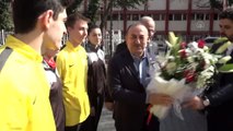 Çavuşoğlu, Türkiye Voleybol Federasyonunu  ve Spor Lisesi'ne ziyaret etti