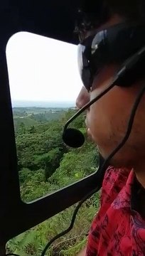 Un hélico qui vole dans une forêt asiatique ! MDR