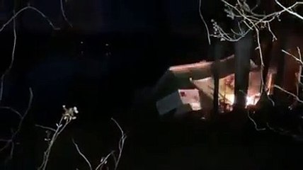 انهار مثل قطعة البسكويت.. نهر فى أمريكا يبتلع منزلا × 5 ثوانى