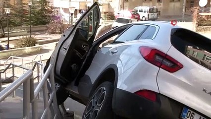 El freni çekmeyi unutan kadın otomobiliyle sürüklendi