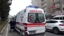 Adıyaman yaya geçidinde durdurduğu otomobilinde, tır'ın çarpmasıyla yaralandı