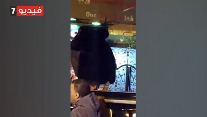 شاهد.. محمد رمضان يغنى ويرقص على سيارته مع الجمهور فى روض الفرج