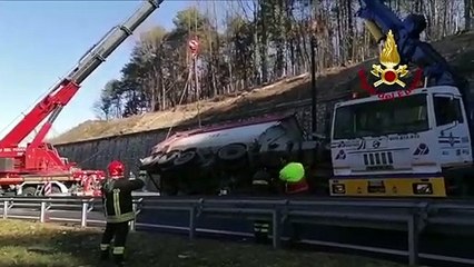 Скачать видео: Varese – Camion si ribalta su A26 tra Sesto Calende e Vergiate, ferito conducente (18.02.20)